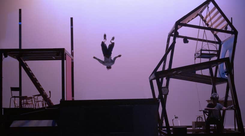 Icare. Spectacle jeune public, dès 6 ans. Théâtre-Cirque. Guillaume Barbot. Cie Coup de Poker. Mai 2025, Théâtre Romain Rolland, Villejuif.